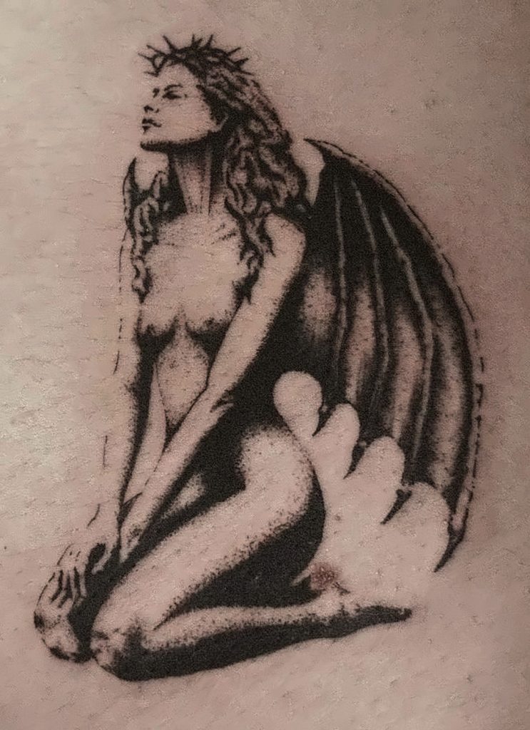 Татуировка крылатой фигуры — работа Ильи Comatoz, BLACK CIRCLE TATTOO