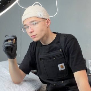 Тату-мастер Никита Петриков в студии Black Circle Tattoo
